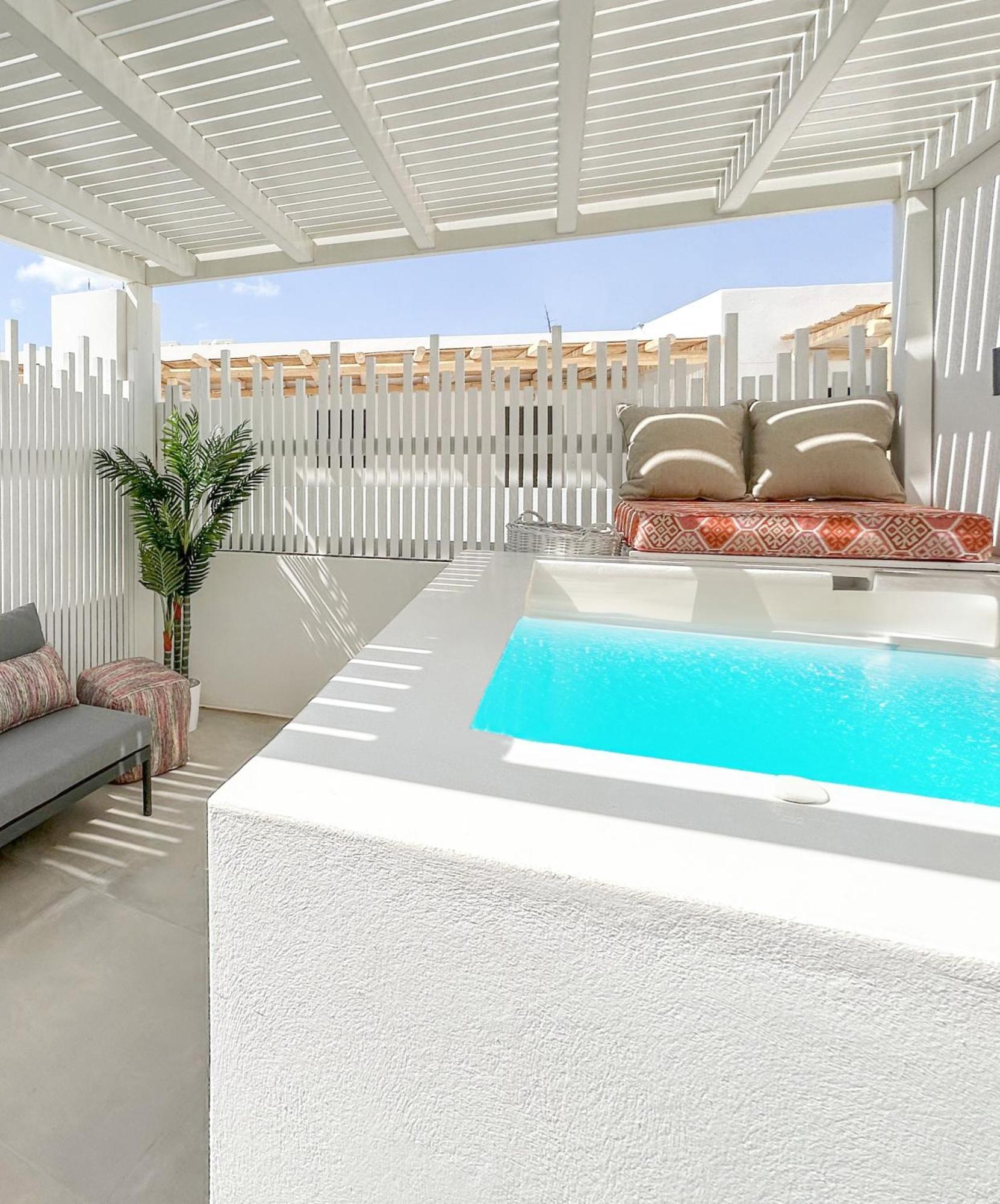 Joelia In Paros With Private Jacuzzi! Hébergement de vacances Náoussa